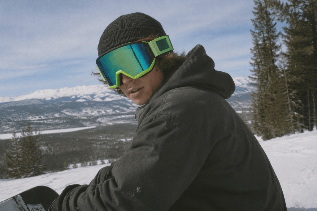 Snowboarder wearing Gremlin snow goggles by MHDUB on snow