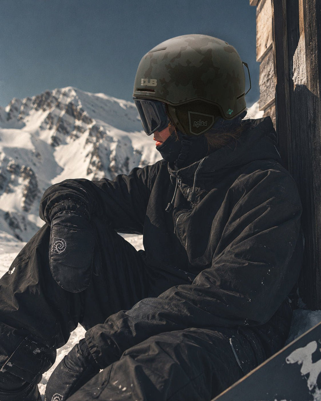 Snowboarder wearing Shredder snowboard helmet by MHDUB on snow